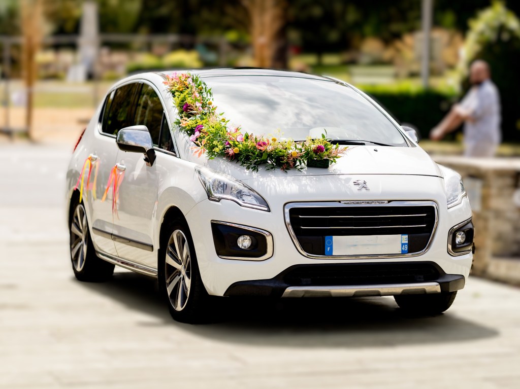 décoration mariage coloré voiture fleurs
